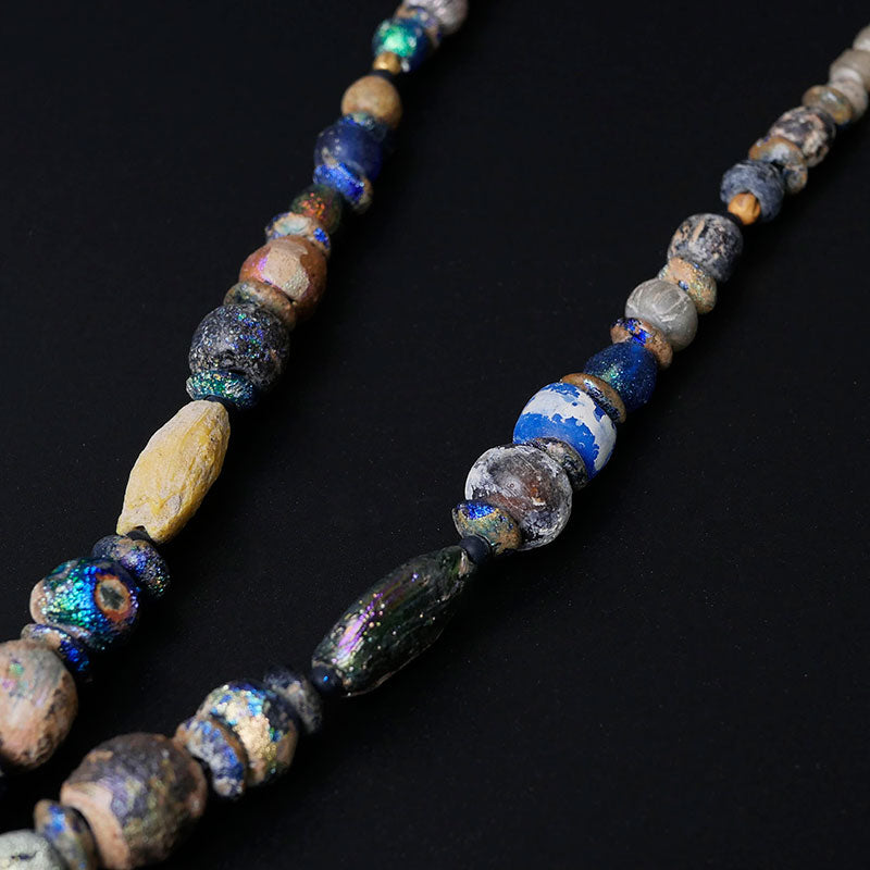 Collier de perles en verre iridescent de l'ancienne Rome