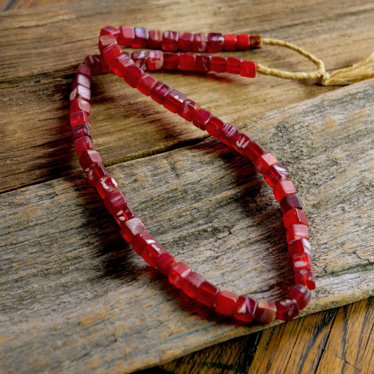 Perles de commerce bohémiennes - Collier de perles rouges en cube