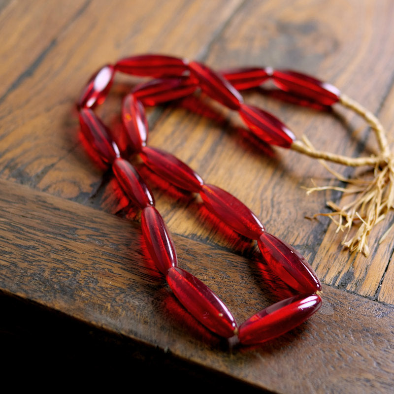 Collier de grosses perles rouges de commerce bohémiennes