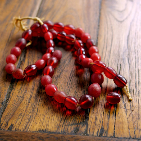 Mga Kuwintas ng Ethiopian Cherry at Pulang Beads ng Bohemian Trade Beads