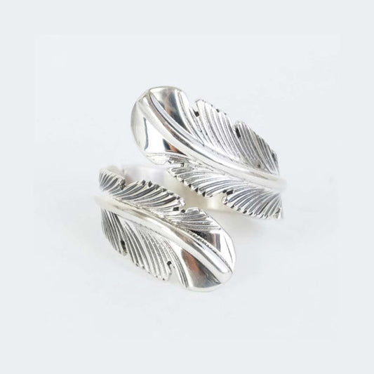 Anillo Ajustable de Pluma por Harvey Mace