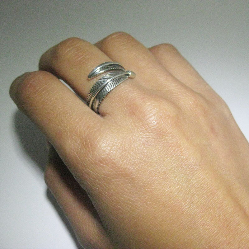 แหวนปรับขนาดได้ลายขนนก โดย Harvey Mace