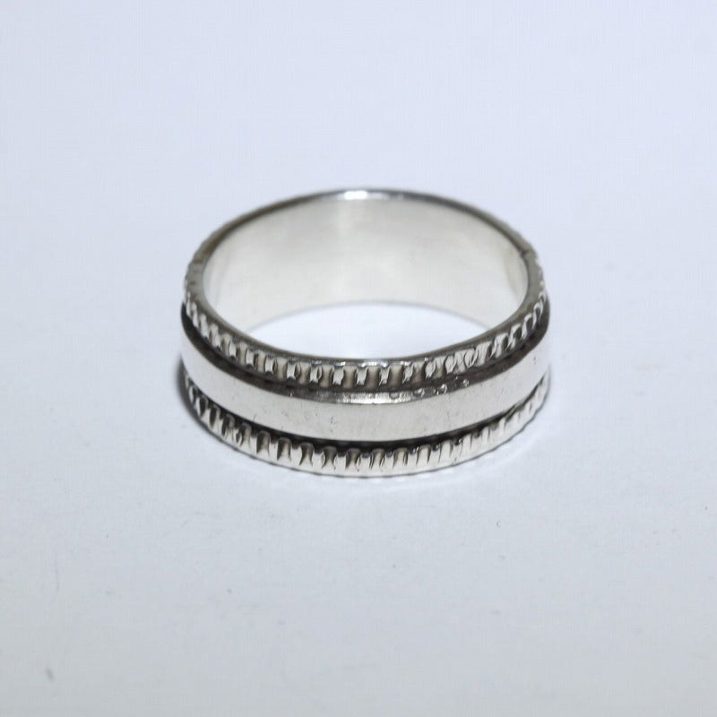 布鲁斯·摩根设计的银戒指