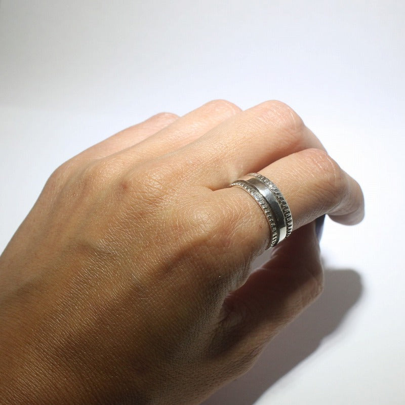 布鲁斯·摩根设计的银戒指