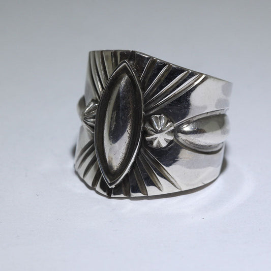 安迪·卡德曼的雕刻戒指