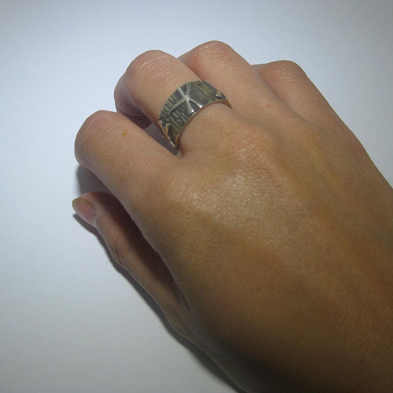 แหวนแกะสลักโดย Kee Yazzie ขนาด 8