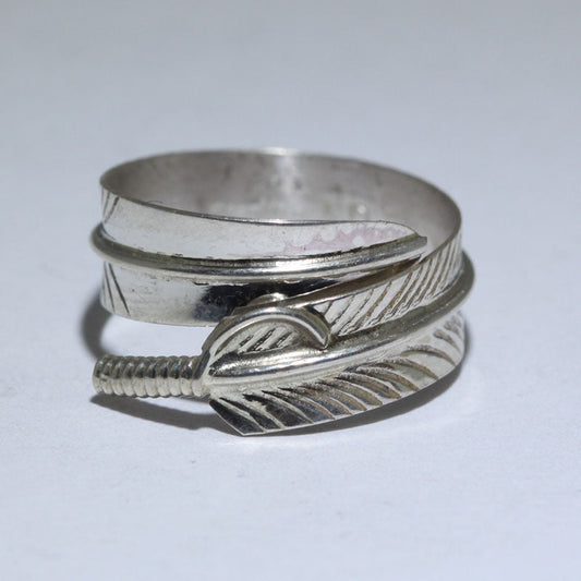 Verstellbarer Ring mit Feder-Design