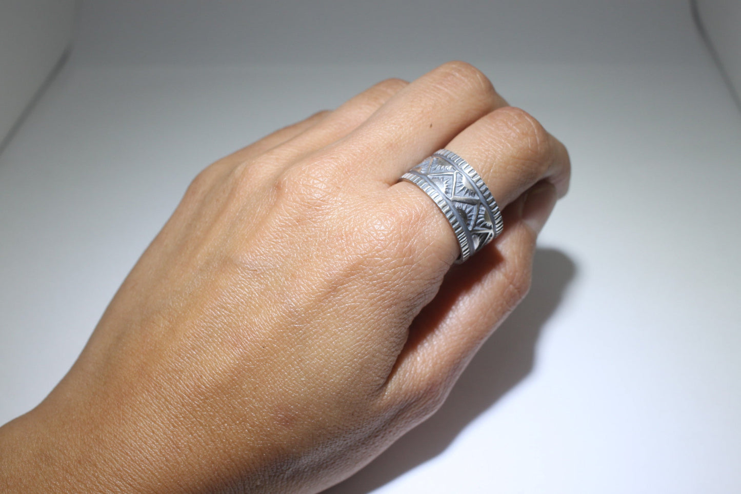 安迪·卡德曼的雕刻戒指