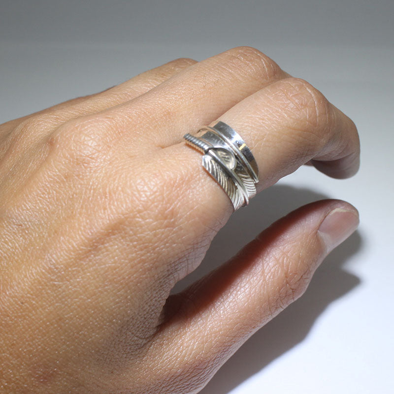 Verstellbarer Ring mit Feder-Design