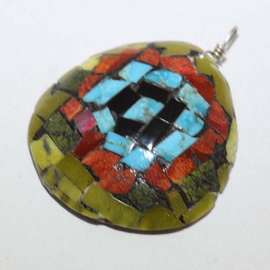 Pendentif en coquillage par Doris Coriz