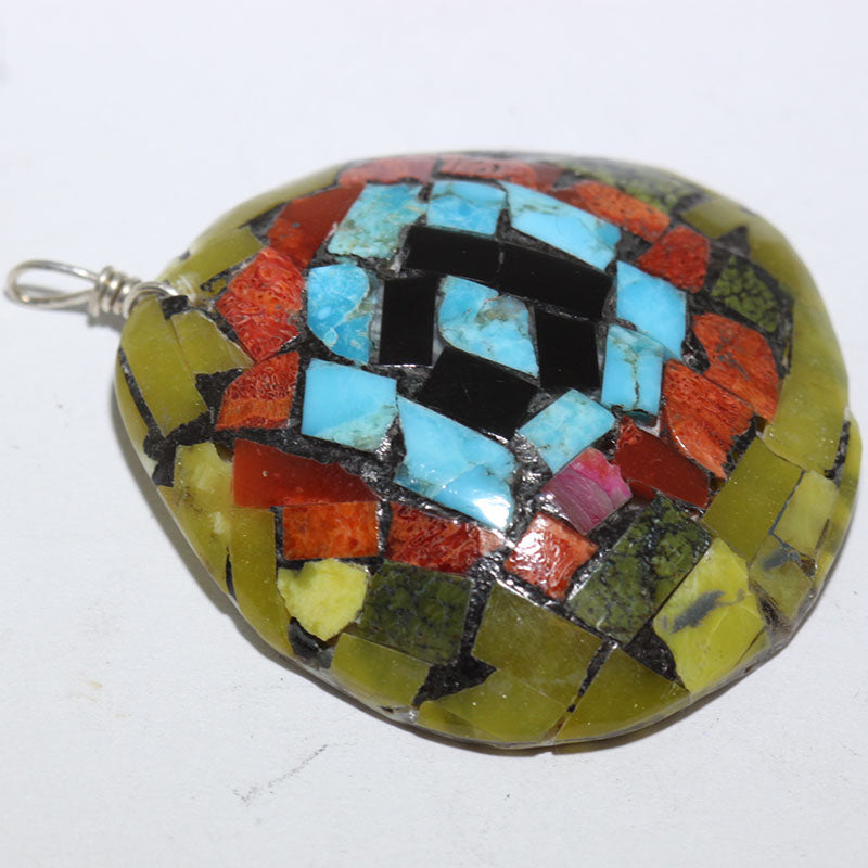 Pendentif en coquillage par Doris Coriz