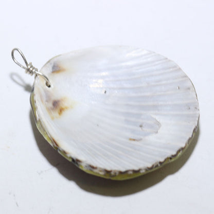 Shell Pendant ni Doris Coriz