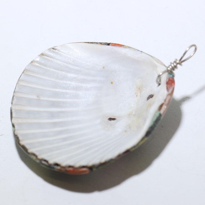 Pendentif en coquillage par Doris Coriz