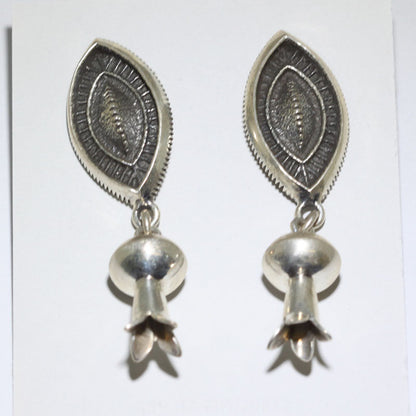 Boucles d'oreilles en fonte de tuf par Harrison Jim