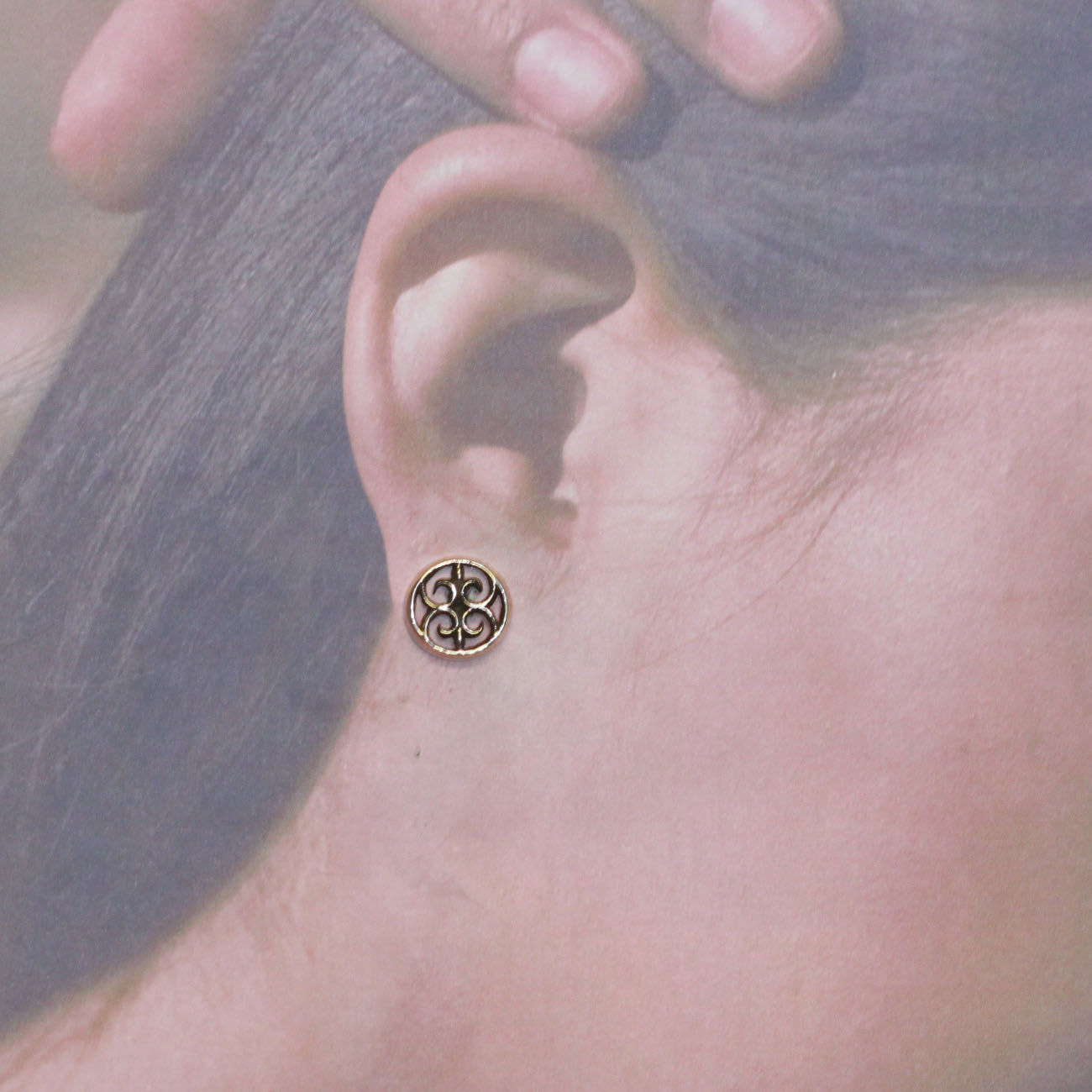 亚伦·安德森的凝灰岩铸造耳环