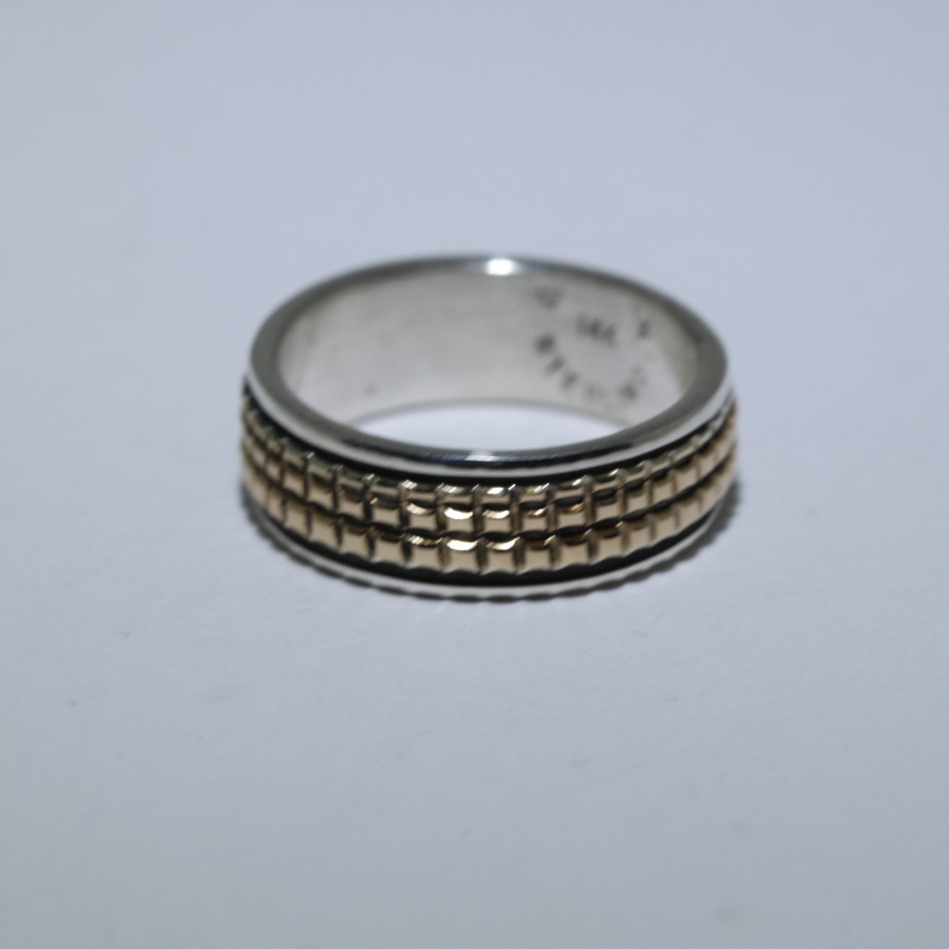 布鲁斯·摩根的14K金和银戒指
