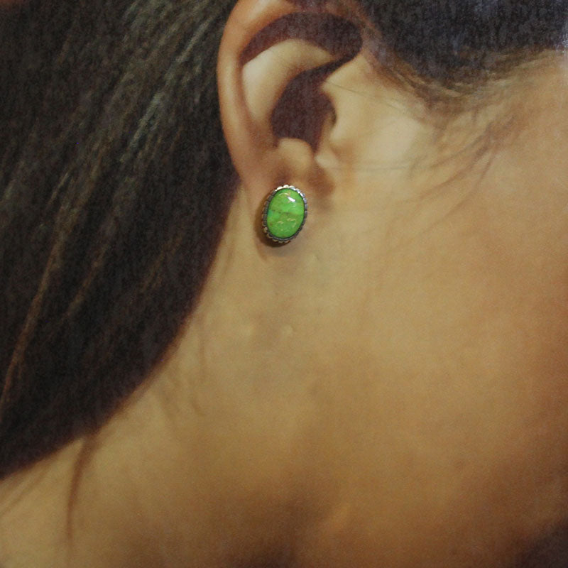 杰森·贝加耶的绿玉耳环