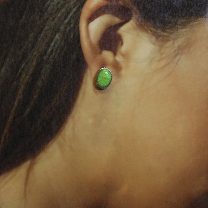 杰森·贝加耶的绿玉耳环