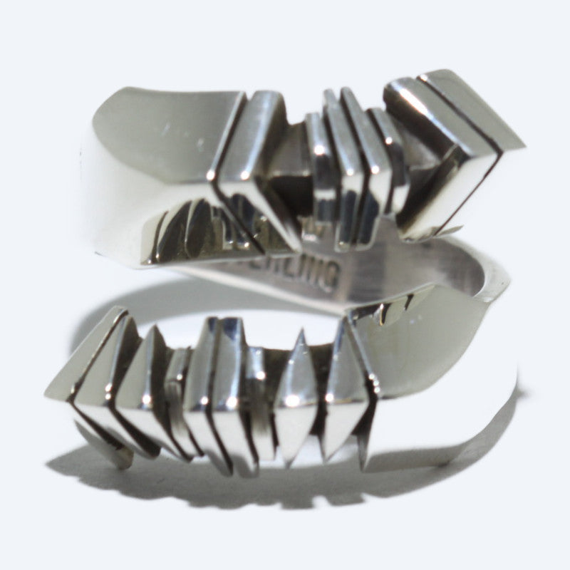 艾薩亞·奧提茲設計的銀戒指，尺寸9.5