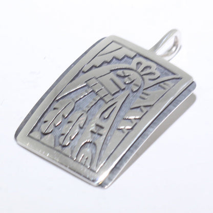 Pendentif en argent par Clifton Mowa