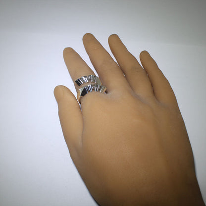 10.5 साइज़ की इसायाह ऑर्टिज़ की चांदी की अंगूठी