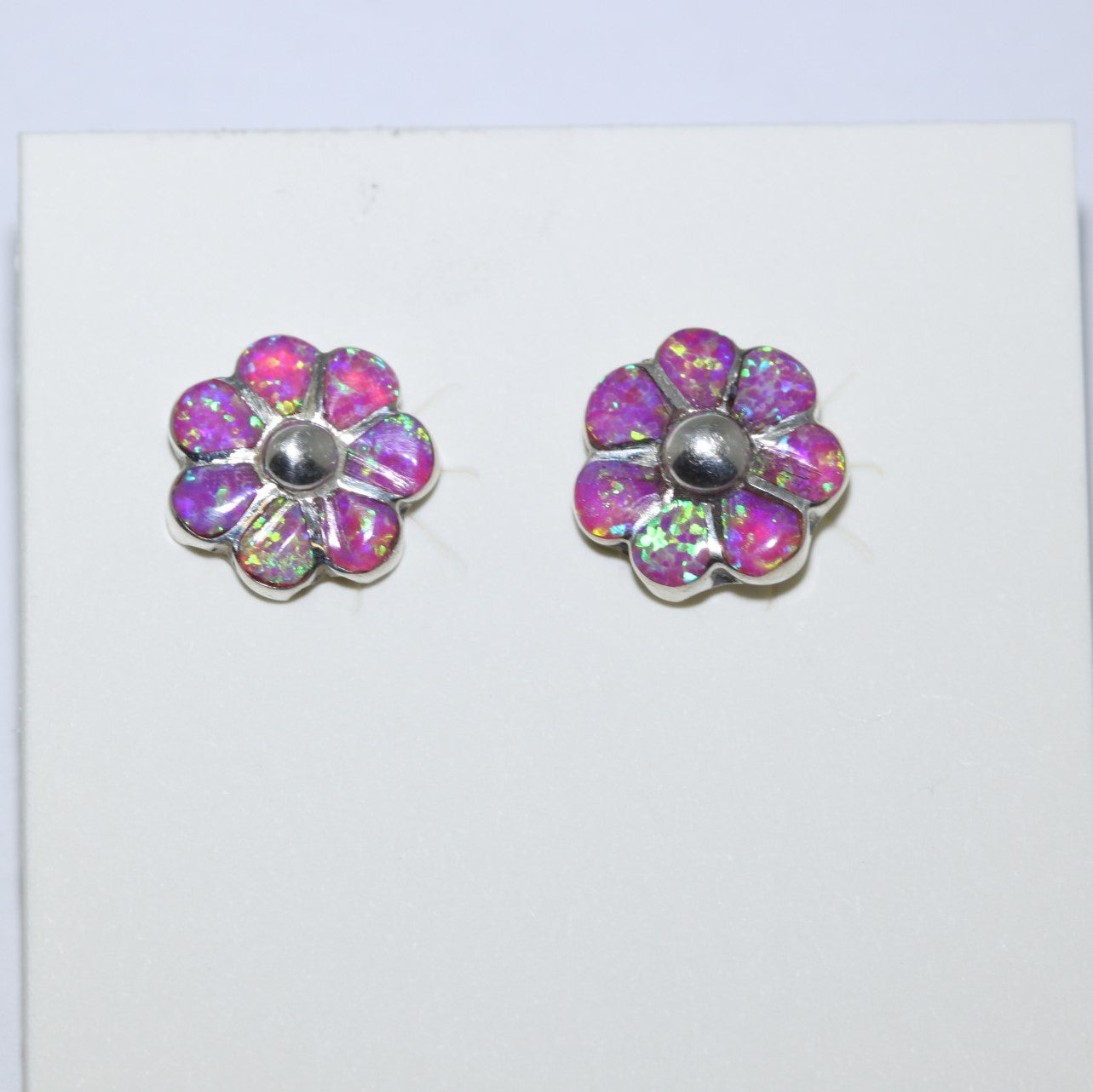 Anting-anting inlay bunga oleh Zuni