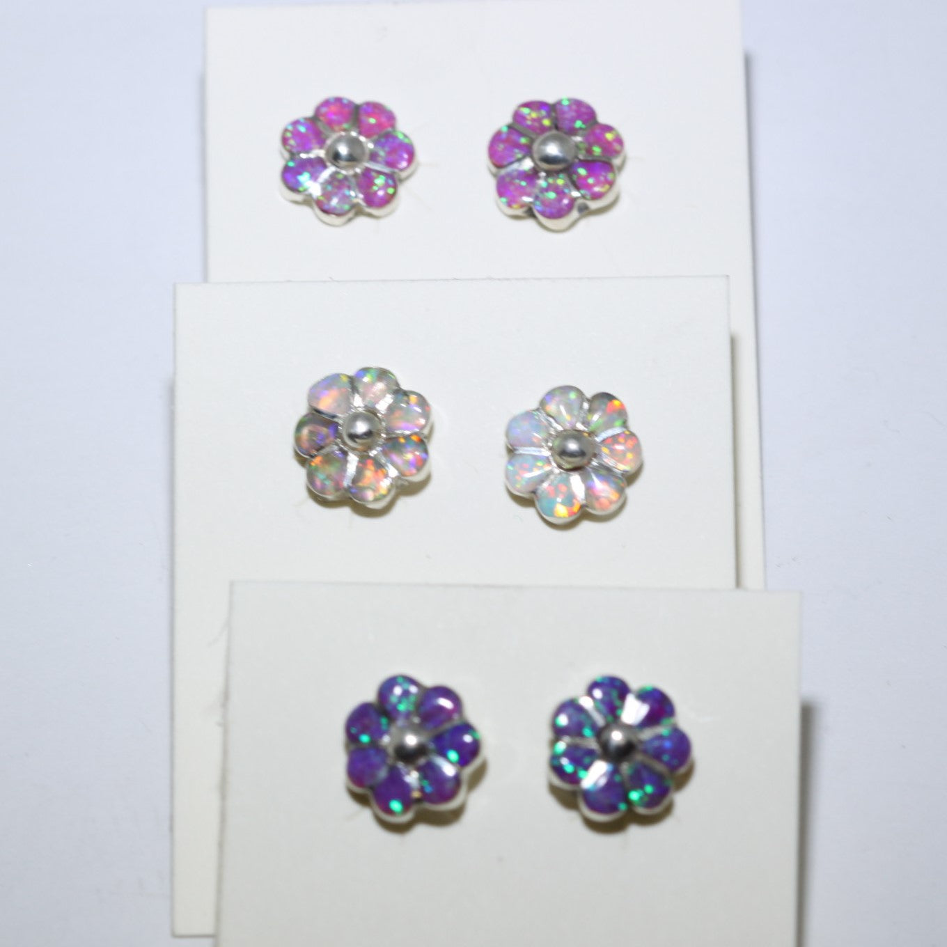 Anting-anting inlay bunga oleh Zuni