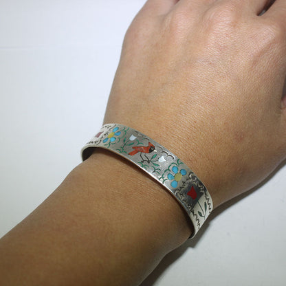 Roter Kardinalvogel-Armband von Dennis Edaakie