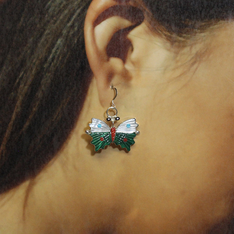 塔瑪拉·平托的蝴蝶耳環