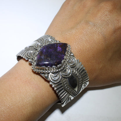 Bracelet en sugilite par Arnold Blackgoat 5-3/4"