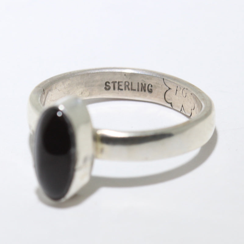 瑞瓦·古德勒克的縞瑪瑙戒指