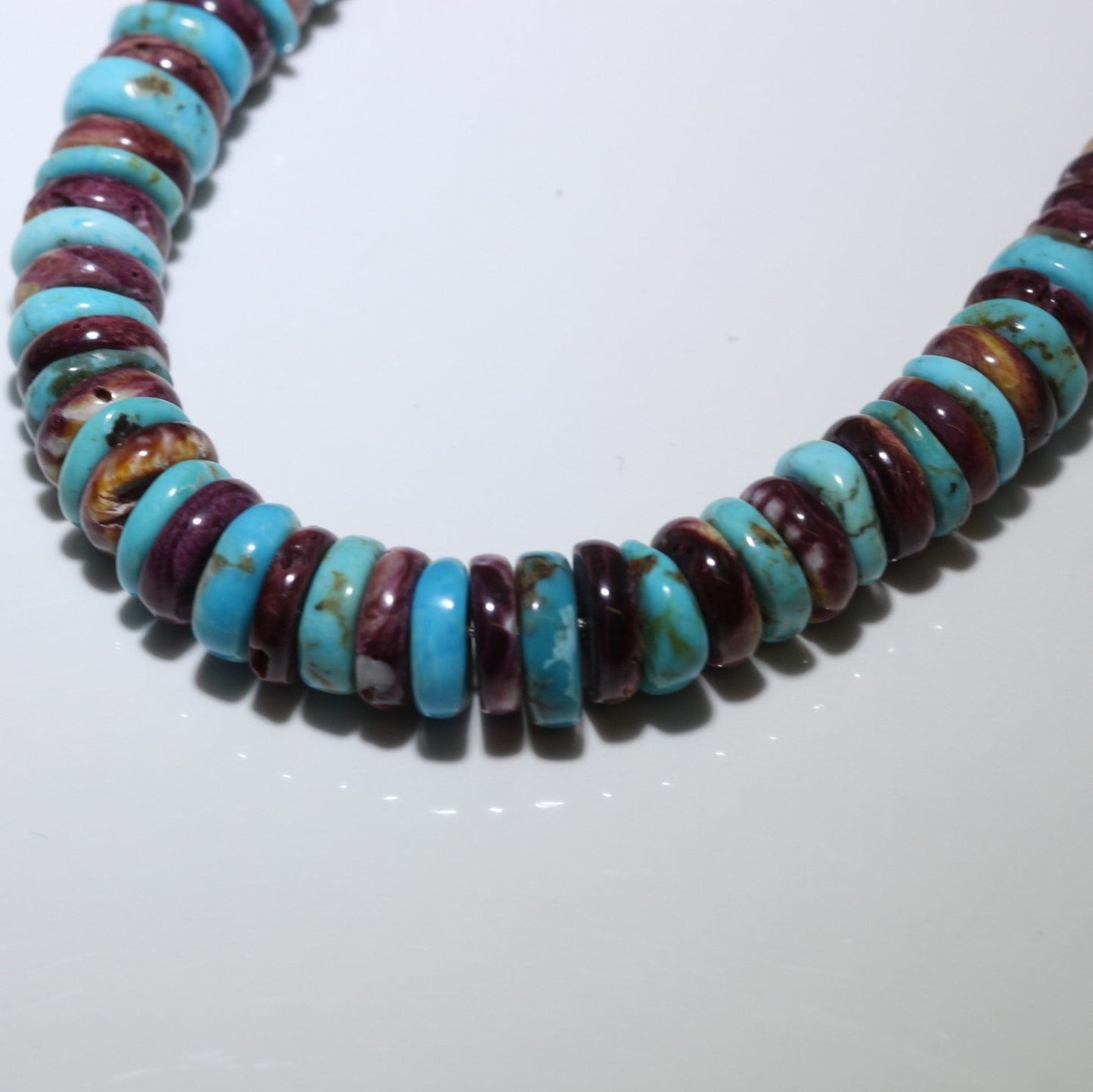 Ожерелье с фиолетовыми колючками и бирюзой