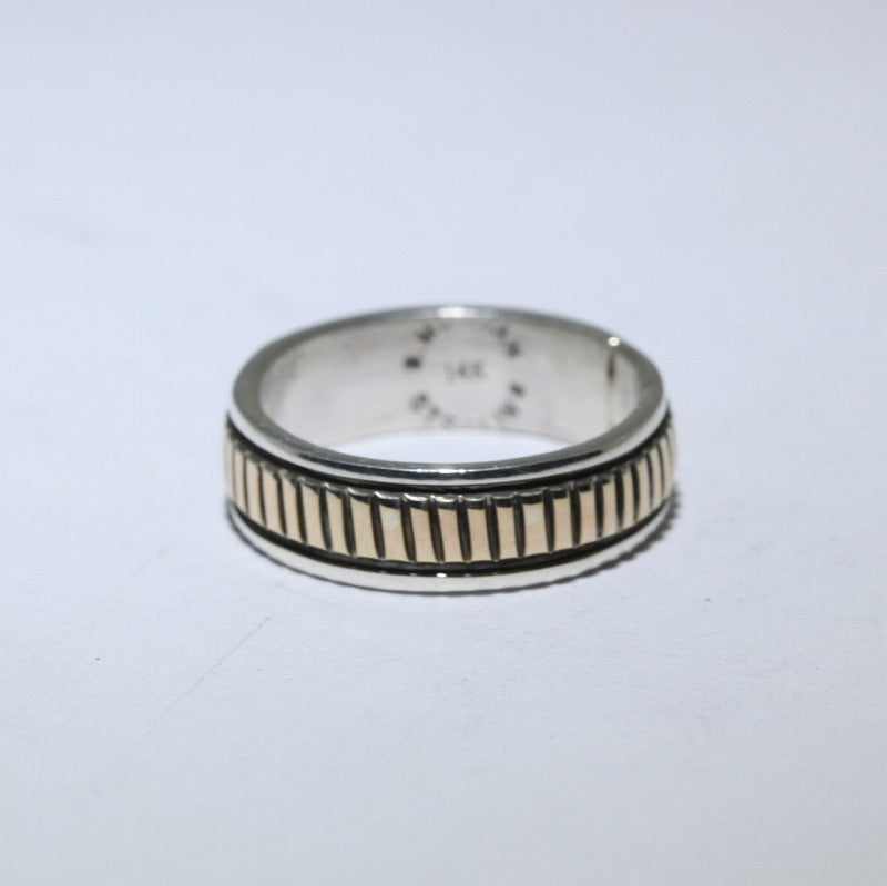 Bruce Morgan设计的14K金和银戒指