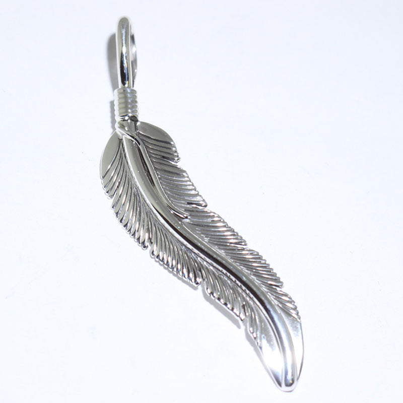 Silver Feather Pendant ni Harvey Mace (pilak o ginto)