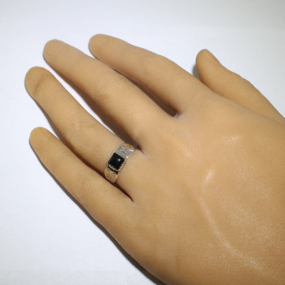 宝琳·尼尔森的缟玛瑙戒指