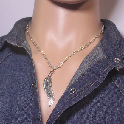 Silver Feather Pendant ni Harvey Mace (pilak o ginto)