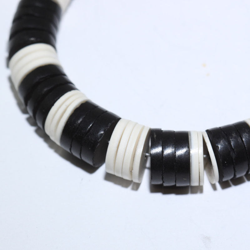 Gelang Heishi Hitam oleh Calvin Lovato 9"