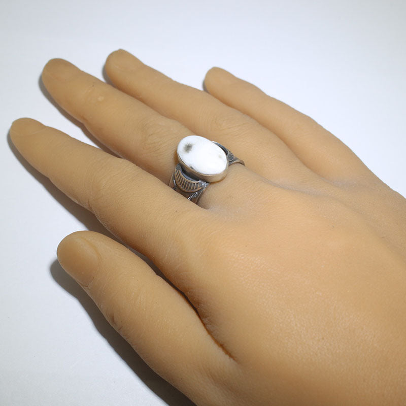 Weißer Büffel-Ring von Arnold Goodluck - Größe 12,5