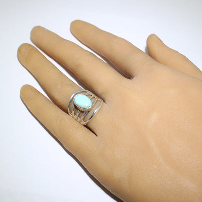 宝琳·尼尔森的绿松石戒指