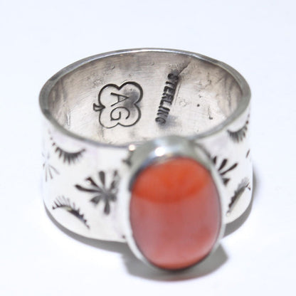 Anillo de Coral por Arnold Goodluck - Talla 6.5