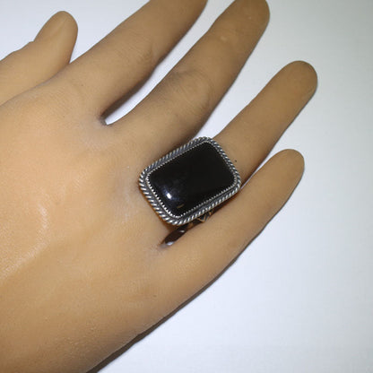 Bague en onyx par Kinsley Natoni taille 10