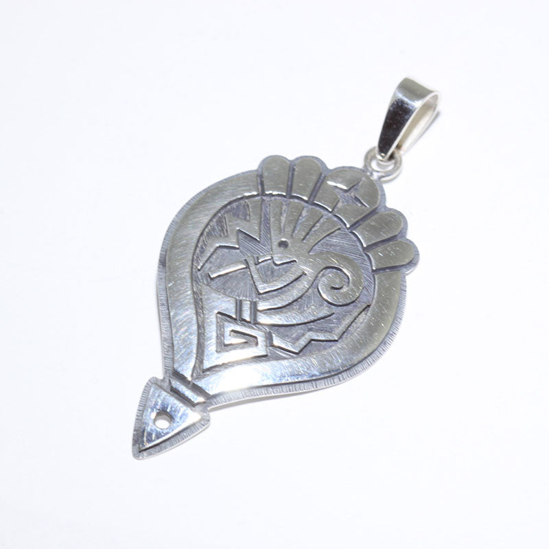 Pendentif en argent par Ruben Saufkie