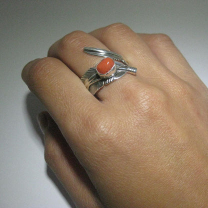 แหวนขนนกปรับได้ โดย Harvey Mace