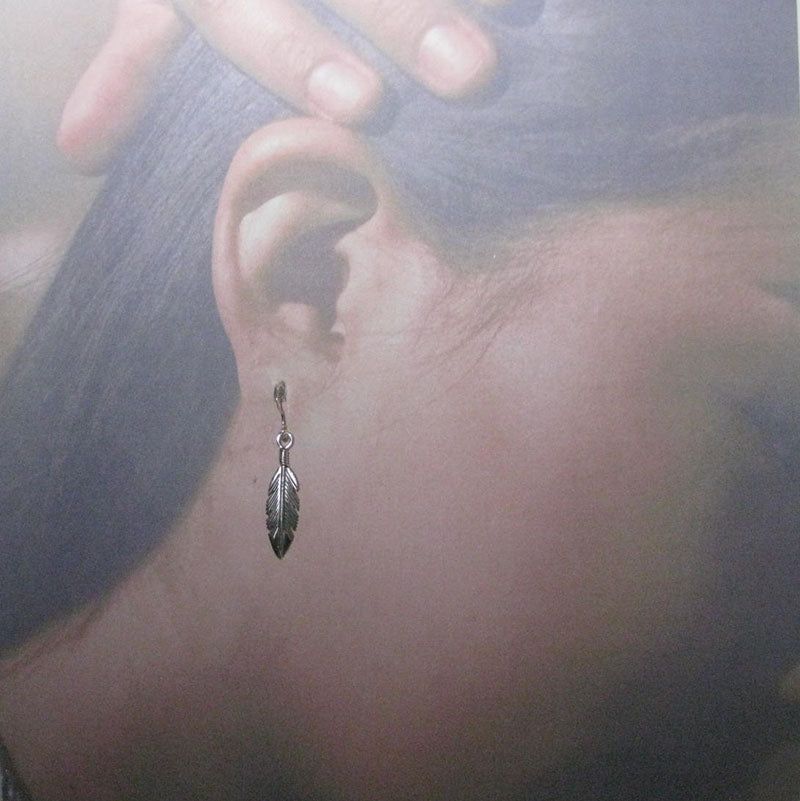 Boucles d'oreilles en plume par Harvey Mace