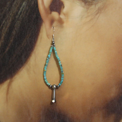 Mga Hikaw na May Turquoise Beads ng Navajo