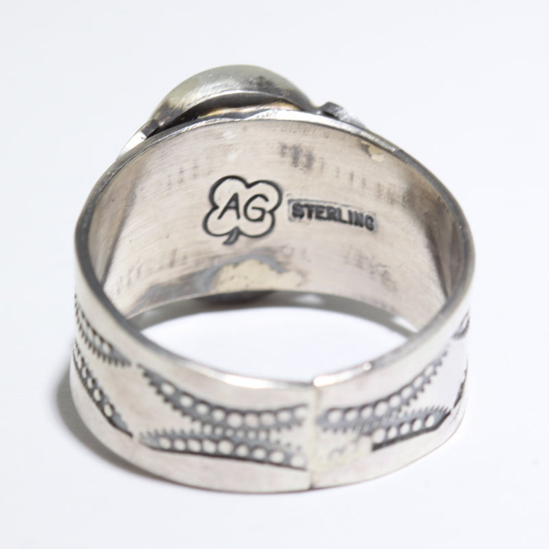亞諾德·古德拉克的縞瑪瑙戒指