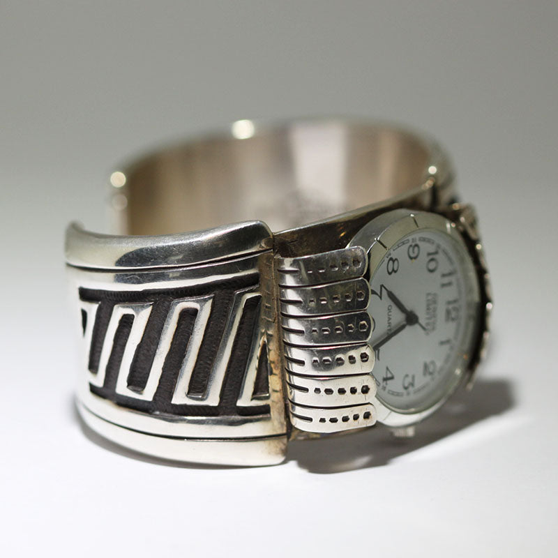 丹·傑克遜設計的手錶手鍊，超過6.5英寸