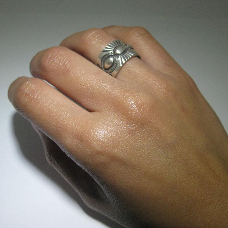 विल्सन जिम की स्टैंपवर्क अंगूठी, आकार 7.5