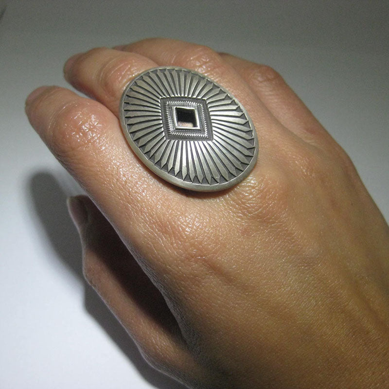 Кольцо с чеканкой от Келвина Мартинеса, размер 8