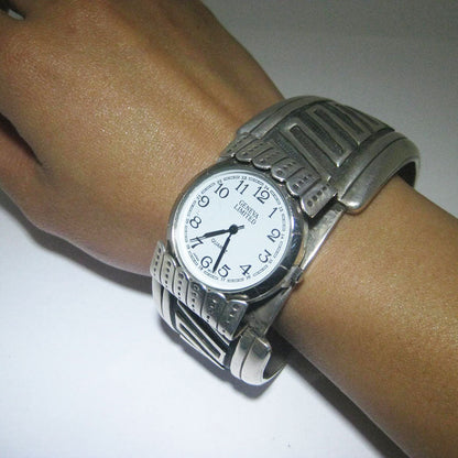 丹·傑克遜設計的手錶手鍊，超過6.5英寸